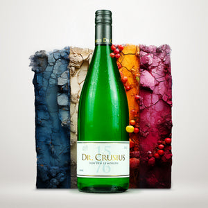 Eine Weinflasche Dr. Crusius, Von den 13 Morgen, Trocken, 1 Liter-Flasche, im Hintergrund ist eine Erdscholle in vier Farben.