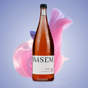 Eine Weinflasche, Wasem, Rosé Edition B, feinherb, 1 Liter-Flasche, im Hintergrund ist eine rosafarbene abstrakte Form.