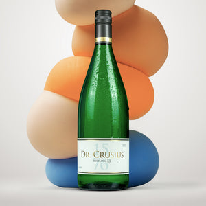 Eine Weinflasche Dr. Crusius, Riesling XX, Trocken, 1 Liter-Flasche, im Hintergrund sind abstrakte Weintrauben in verschiedenen Farben.