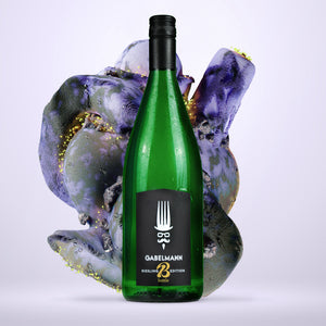 Eine Weinflasche Gabelmann, Riesling Edition Bott1e, Trocken, 1 Liter-Flasche, im Hintergrund ist eine violette abstrakte Form.