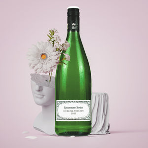 Eine Weinflasche Geheimer Rat Dr. Bassermann-Jordan, Riesling, Edition Bott1e, Trocken, 1 Liter-Flasche, im Hintergrund ist eine Marmorbüste.