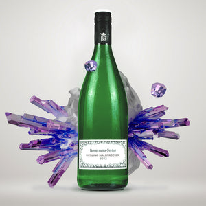 Eine Weinflasche Geheimer Rat Dr. Bassermann-Jordan, Riesling, Edition Bott1e, halbtrocken, 1 Liter-Flasche, im Hintergrund ist eine kristalline, abstrakte, violette Form. 