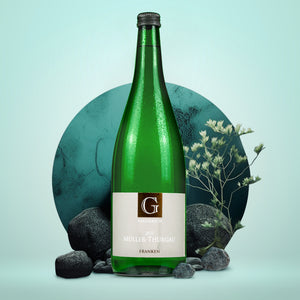 Eine Weinflasche Giegerich, Müller-Thurgau, Trocken, 1 Liter-Flasche, im Hintergrund ist eine grüne runde Fläche.