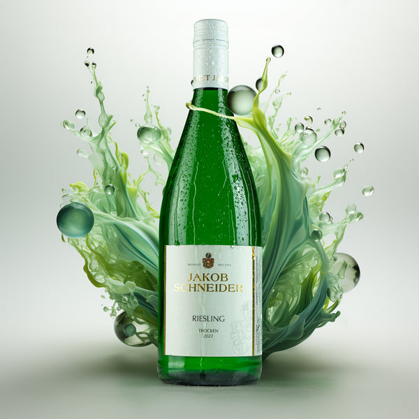 Eine Weinflasche Jakob Schneider, Riesling, Trocken, 1 Liter-Flasche, im Hintergrund ist eine grüne, flüssige, abstrakte Form.