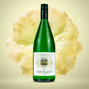 Eine Weinflasche Philipp Dhom, Weißer Burgunder, 1 Liter-Flasche, im Hintergrund ist eine gelbe Blüte.