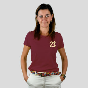 Eine Frau trägt ein rotes T-Shirt mit einem Bott1e-Logo, Vorderseite.